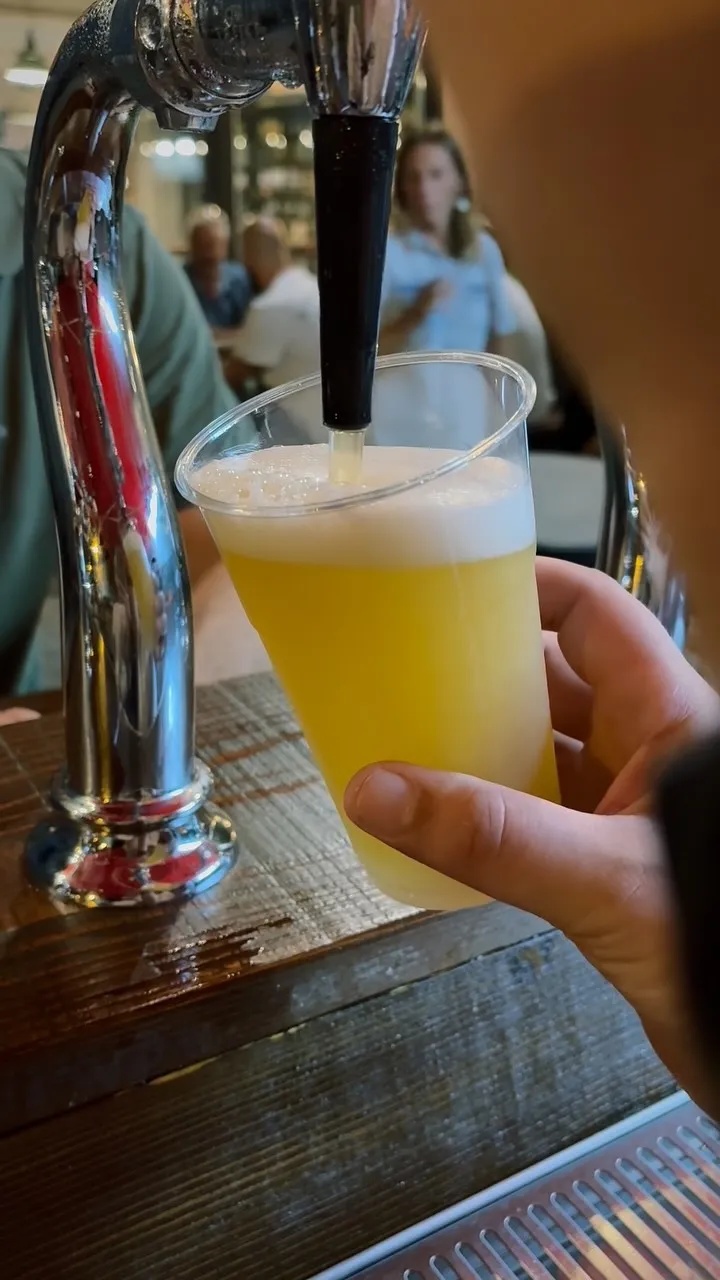 Una birra chiara spillata al banco di Deposito20
