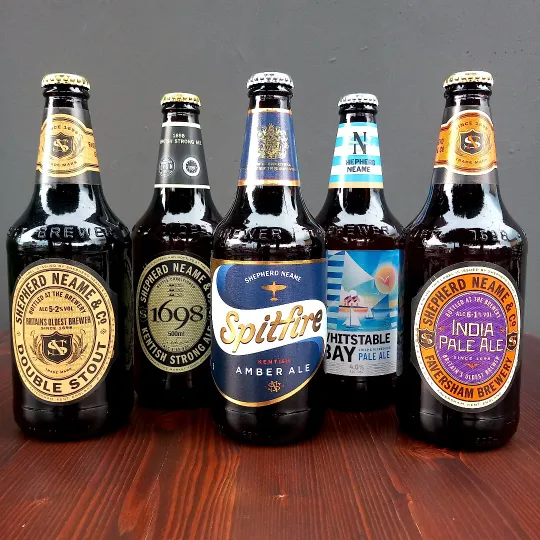 Cinque bottiglie di birra inglese sul bancone