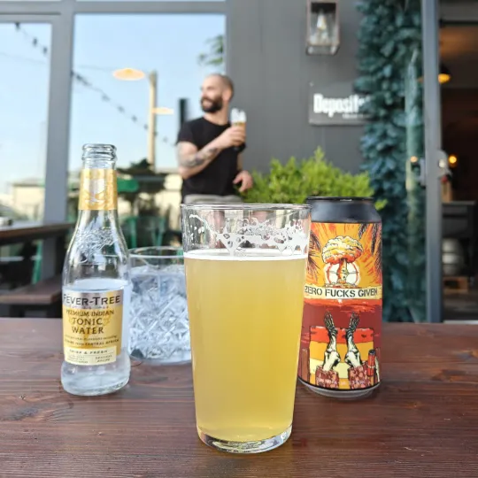 Un bicchiere di birra chiara ai tavoli all’aperto