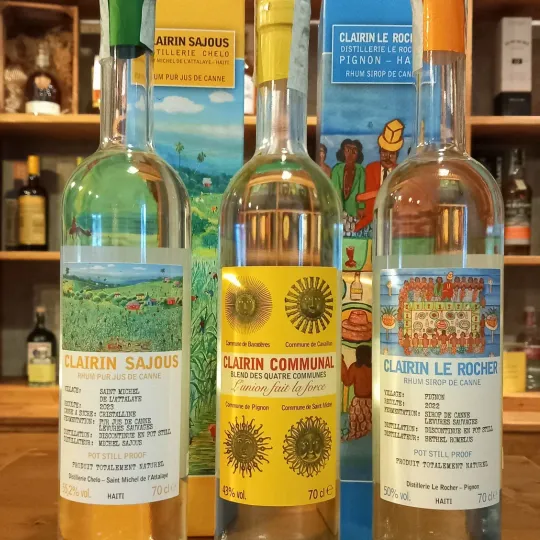 Bottiglie di rum artigianale sullo scaffale