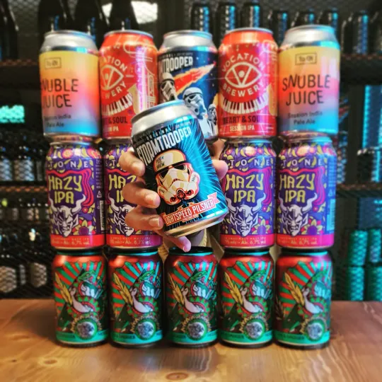 Lattine di birra artigianale colorate impilate
