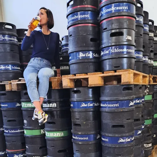 Fusti di birra impilati nel magazzino