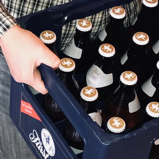 Una cassa di bottiglie di birra con tappo meccanico